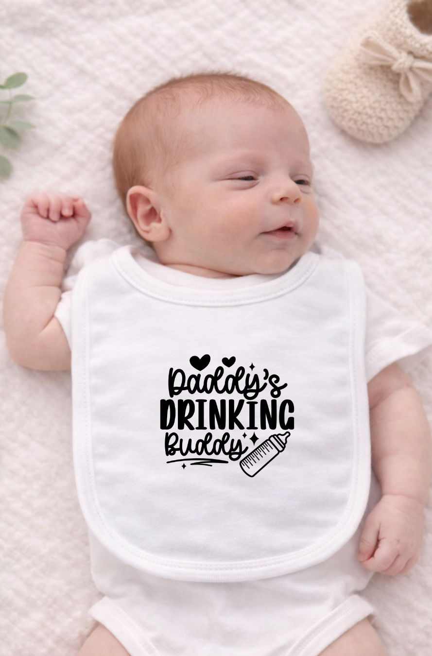 Funny baby bib featuring the phrase “Daddy’s Drinkin Buddy” for newborns.